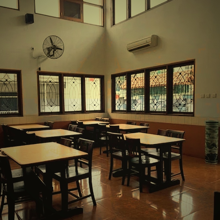 Suasana interior Restoran Ayam Goreng Jakarta - ruang makan dengan nuansa heritage Sunda