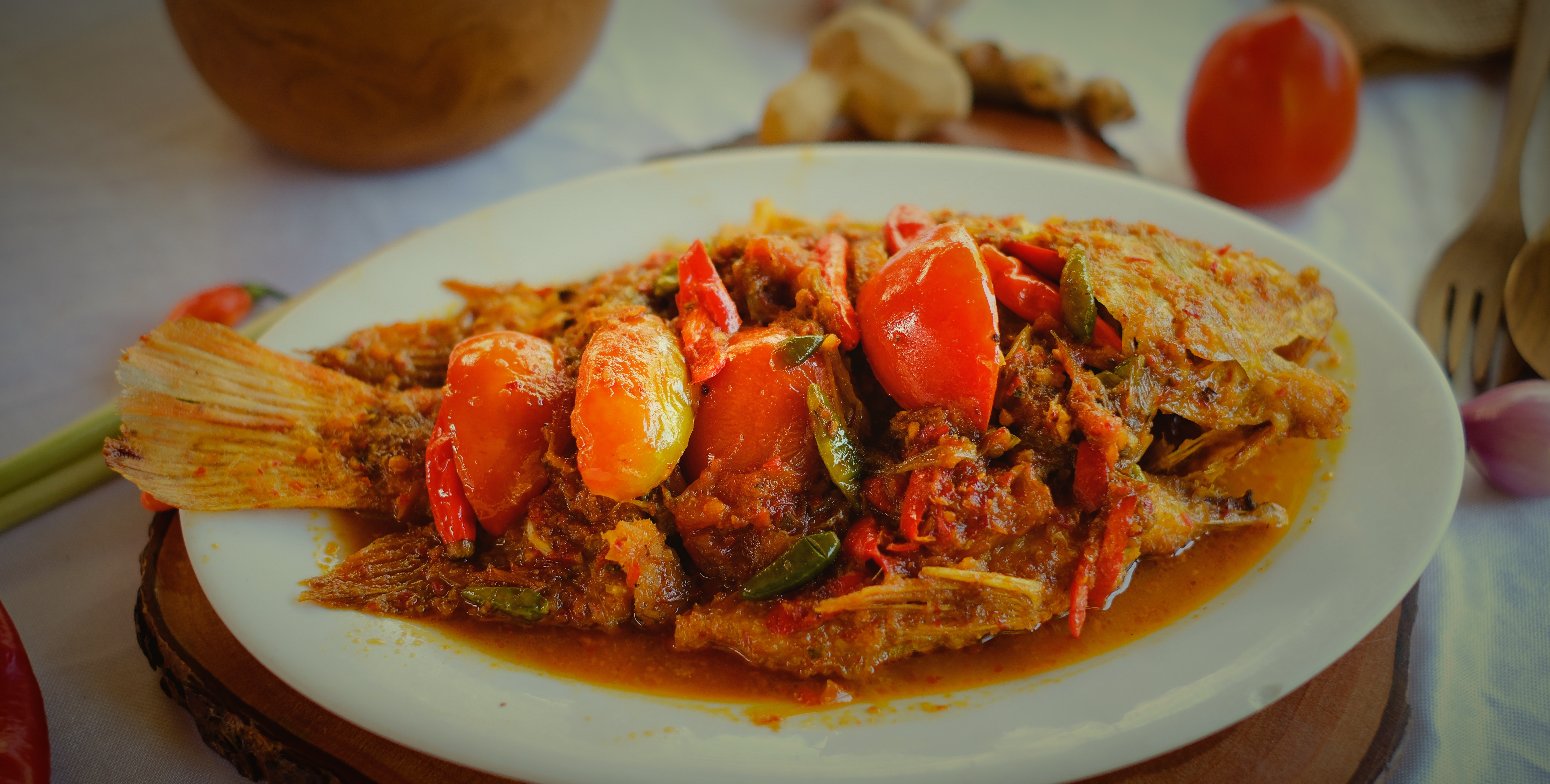 Gurame Pesmol - ikan gurame goreng dengan saus pesmol khas Sunda, tomat, dan cabai
