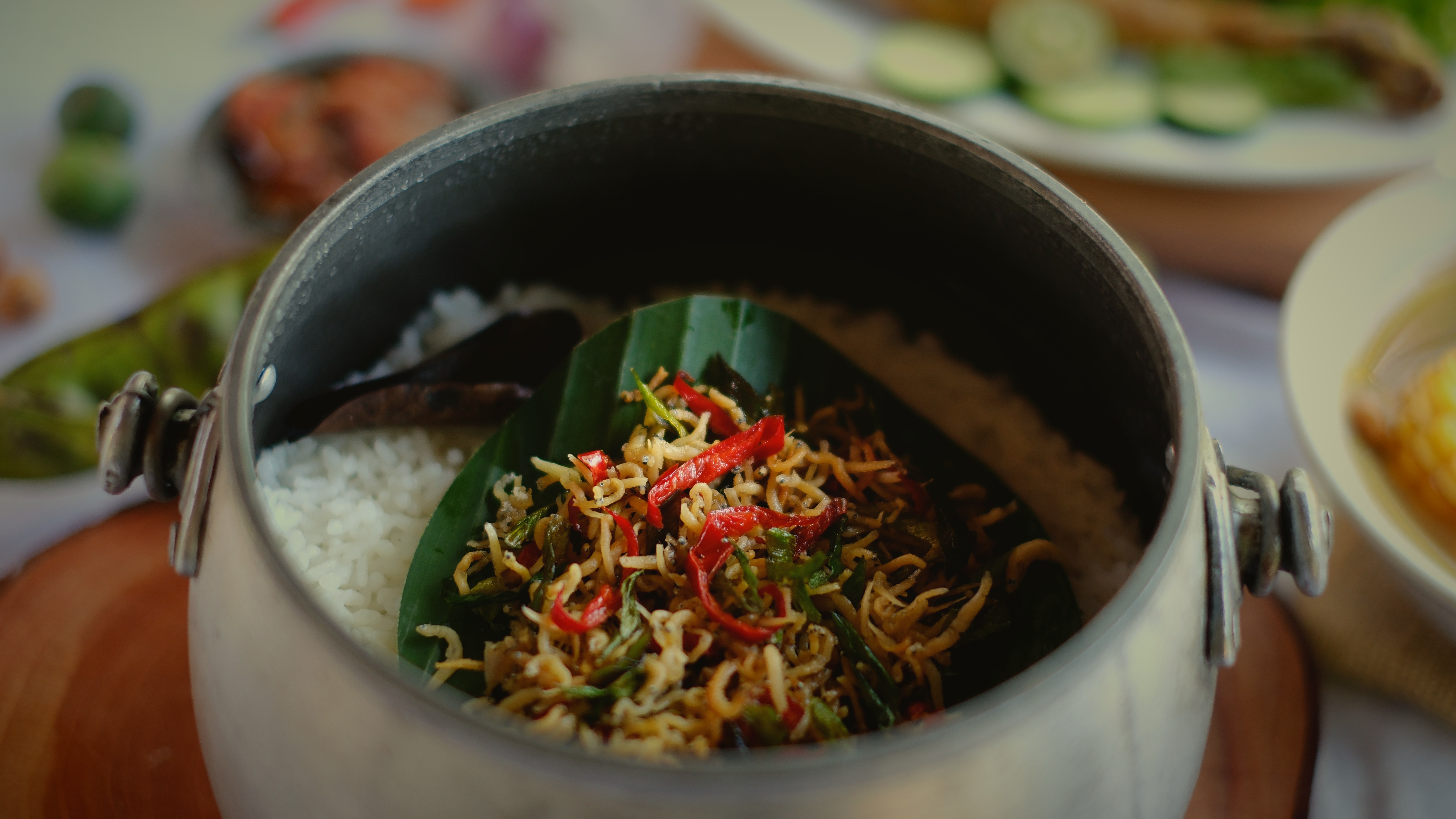 Nasi Liwet Sundanese - nasi gurih dimasak dalam kastrol tradisional dengan ikan teri