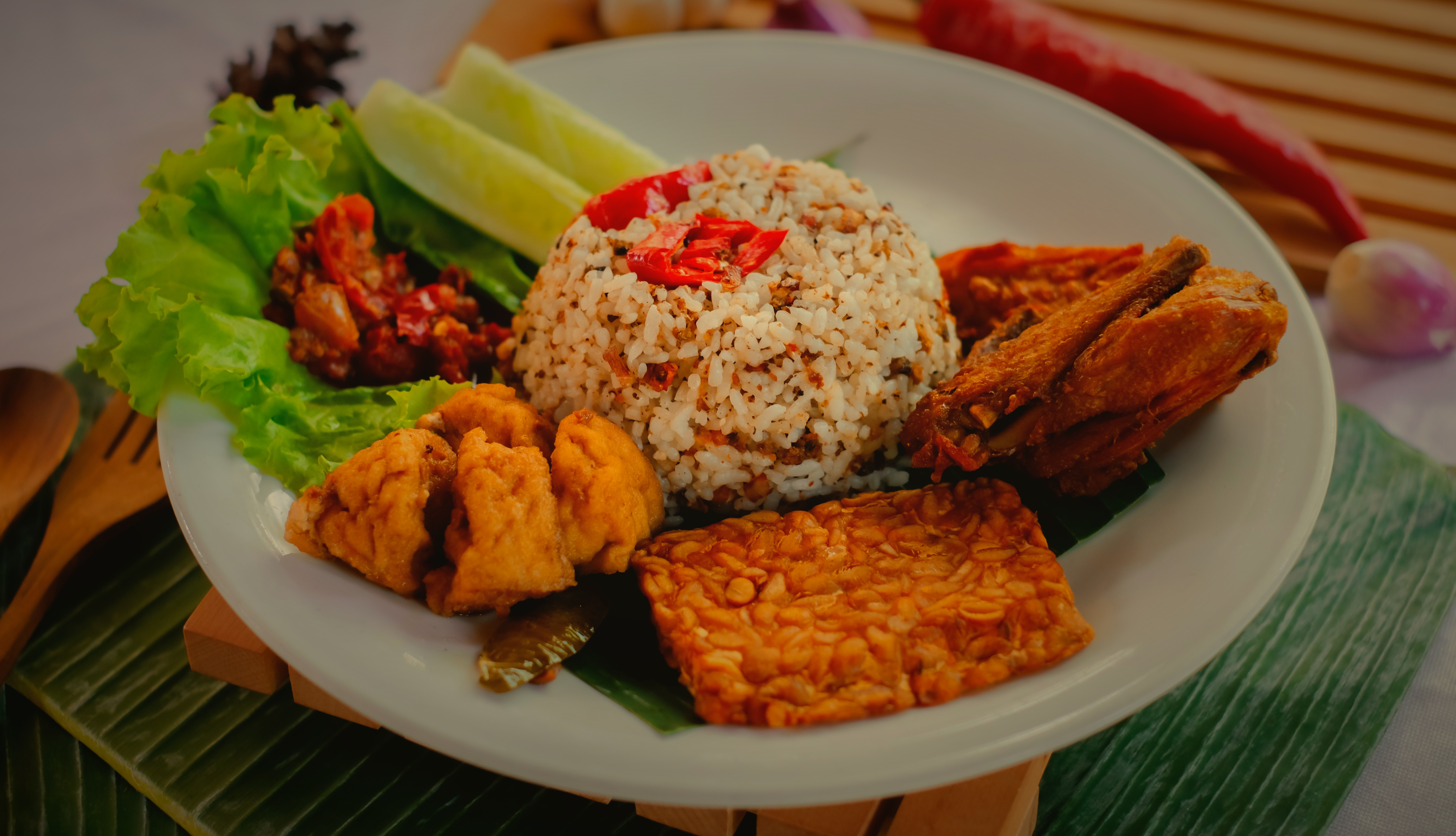 Nasi Tutug Oncom Komplit - nasi tutug oncom dengan ayam goreng, tempe, tahu, lalapan, dan sambal dadak